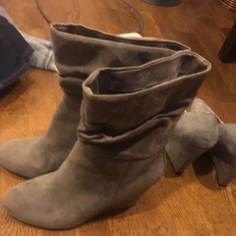 Express mid size wedge boots. Gray.